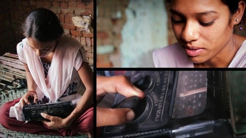 A donna in India ascolta a radiu