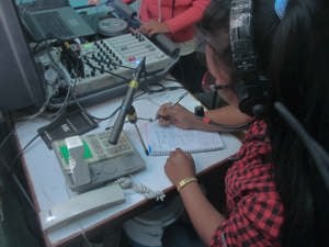 Aafno FM suna watsa shirye-shirye daga ɗakin su na akwati